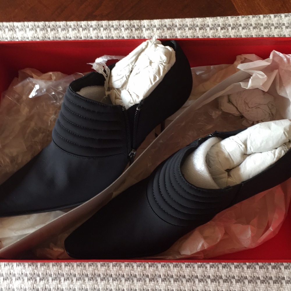 Donald Pliner Black Crepe Elastic size 8M